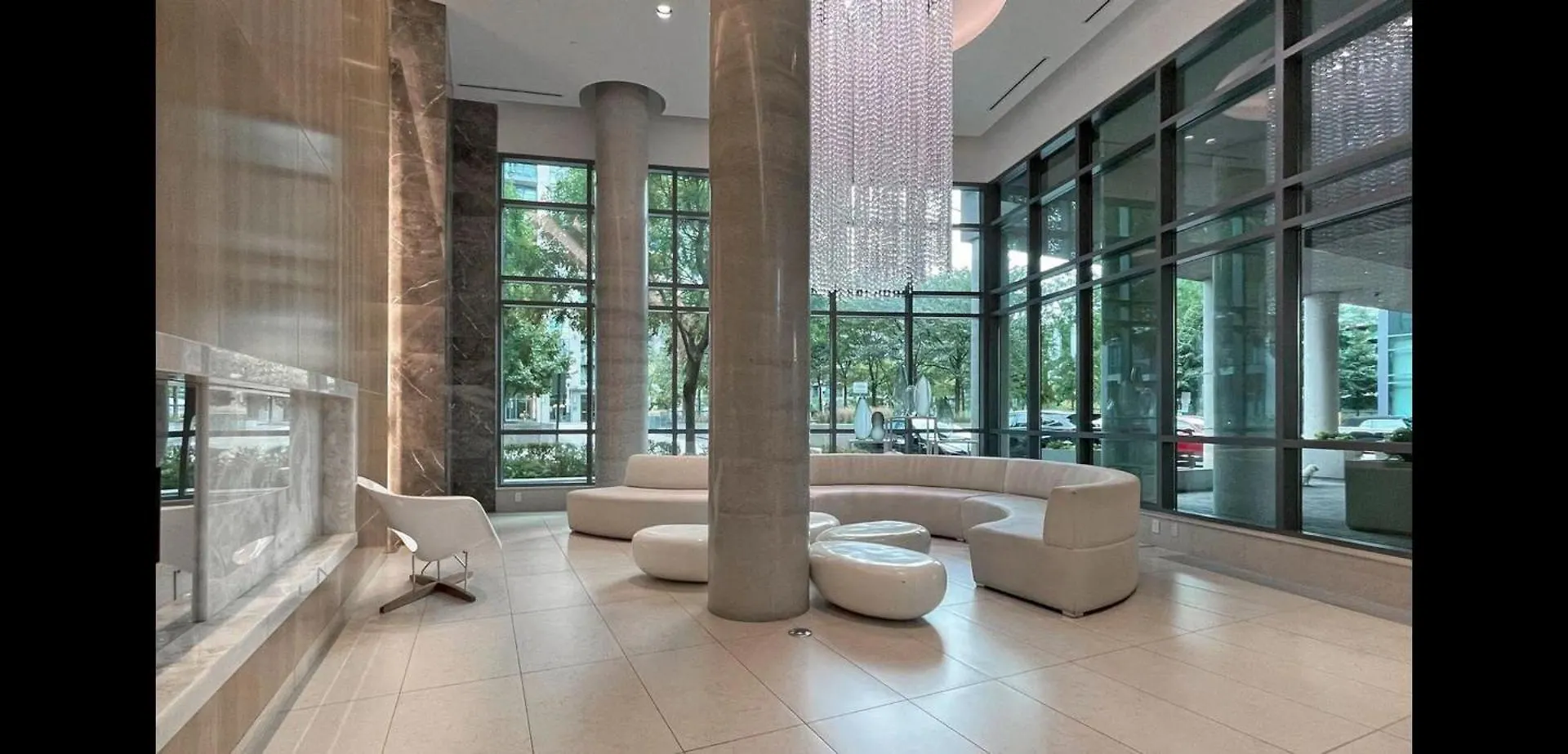2 Bedroom Suite With Amazing Views, Pool And Free Parking Toronto