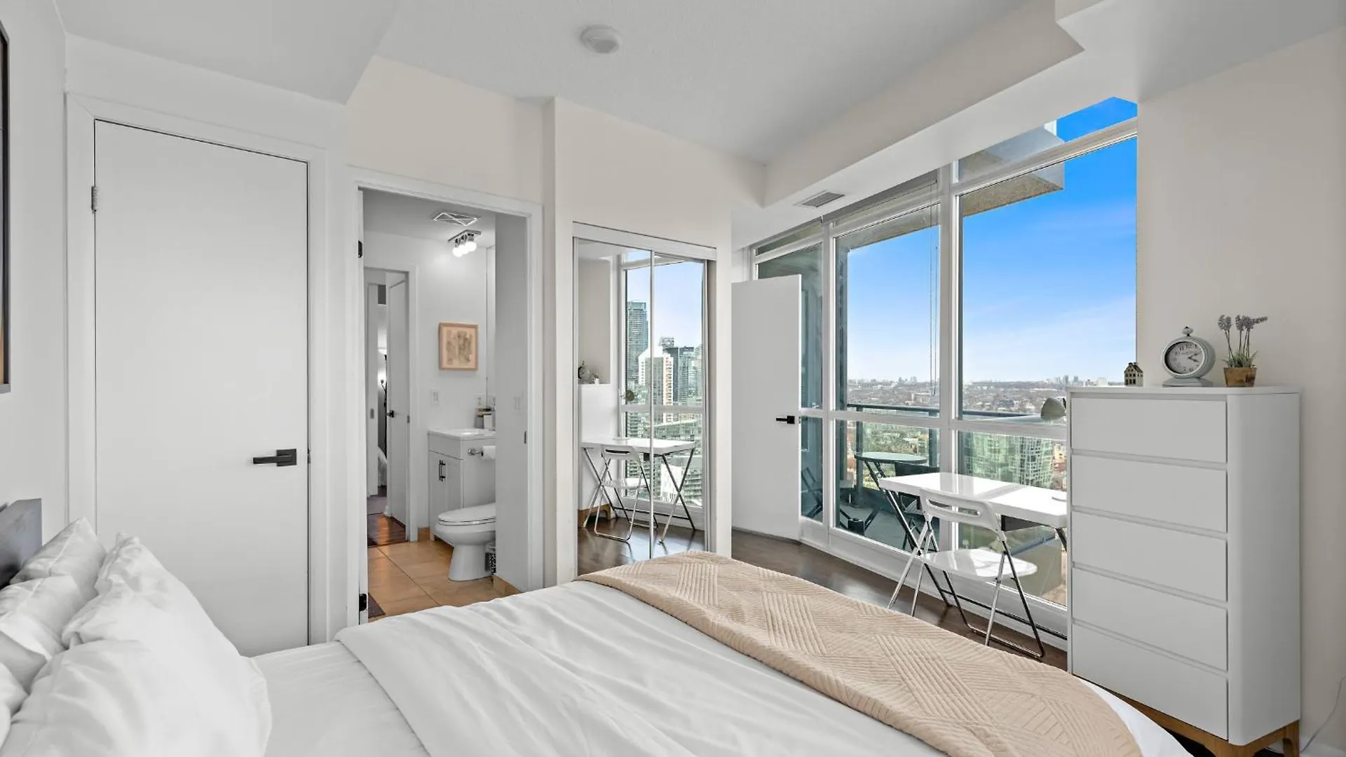 2 Bedroom Suite With Amazing Views, Pool And Free Parking Toronto 0*,