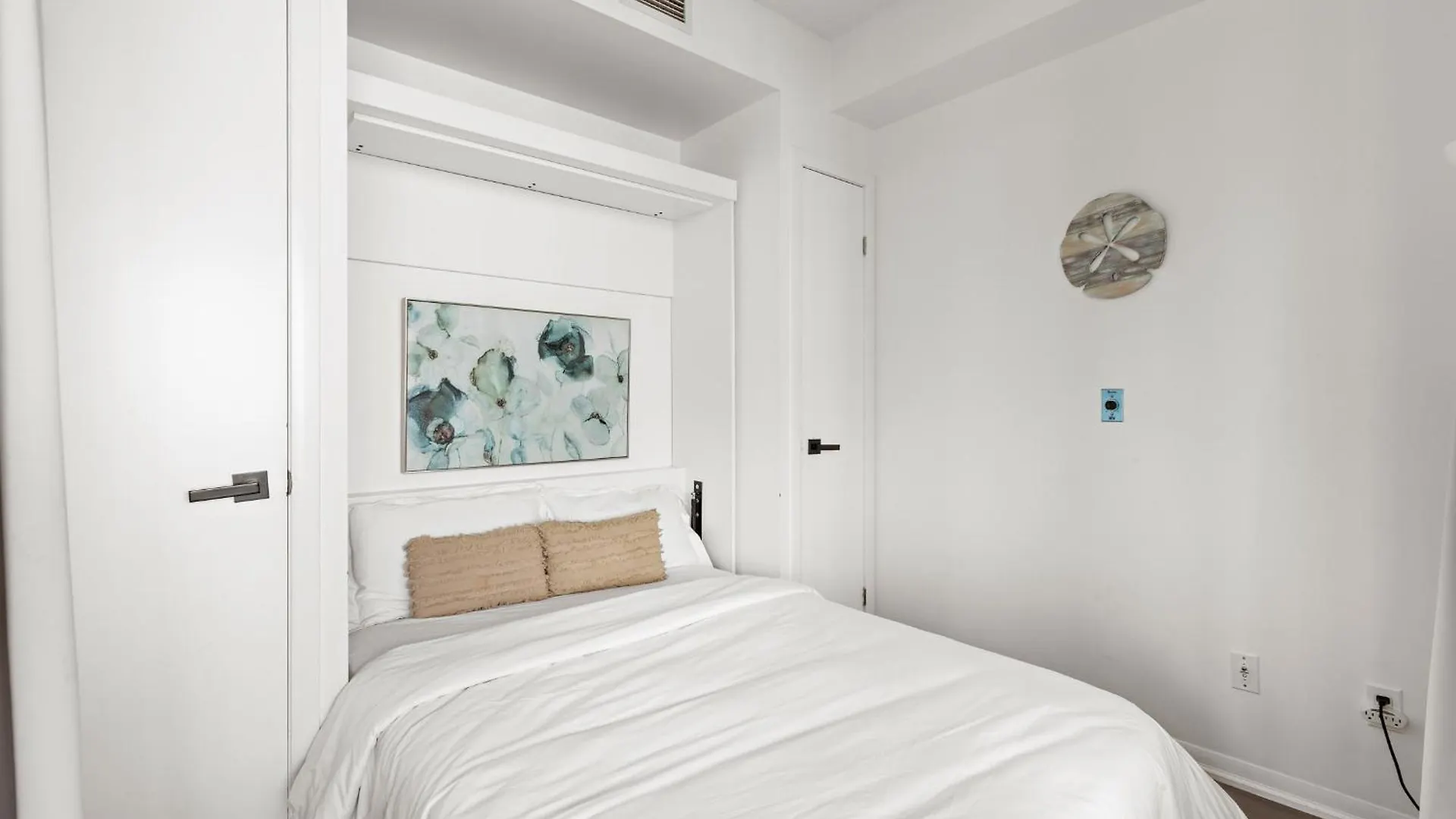Lejlighed 2 Bedroom Suite With Amazing Views, Pool And Free Parking Toronto
