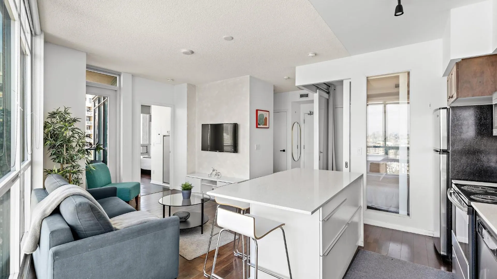 2 Bedroom Suite With Amazing Views, Pool And Free Parking Toronto Canada