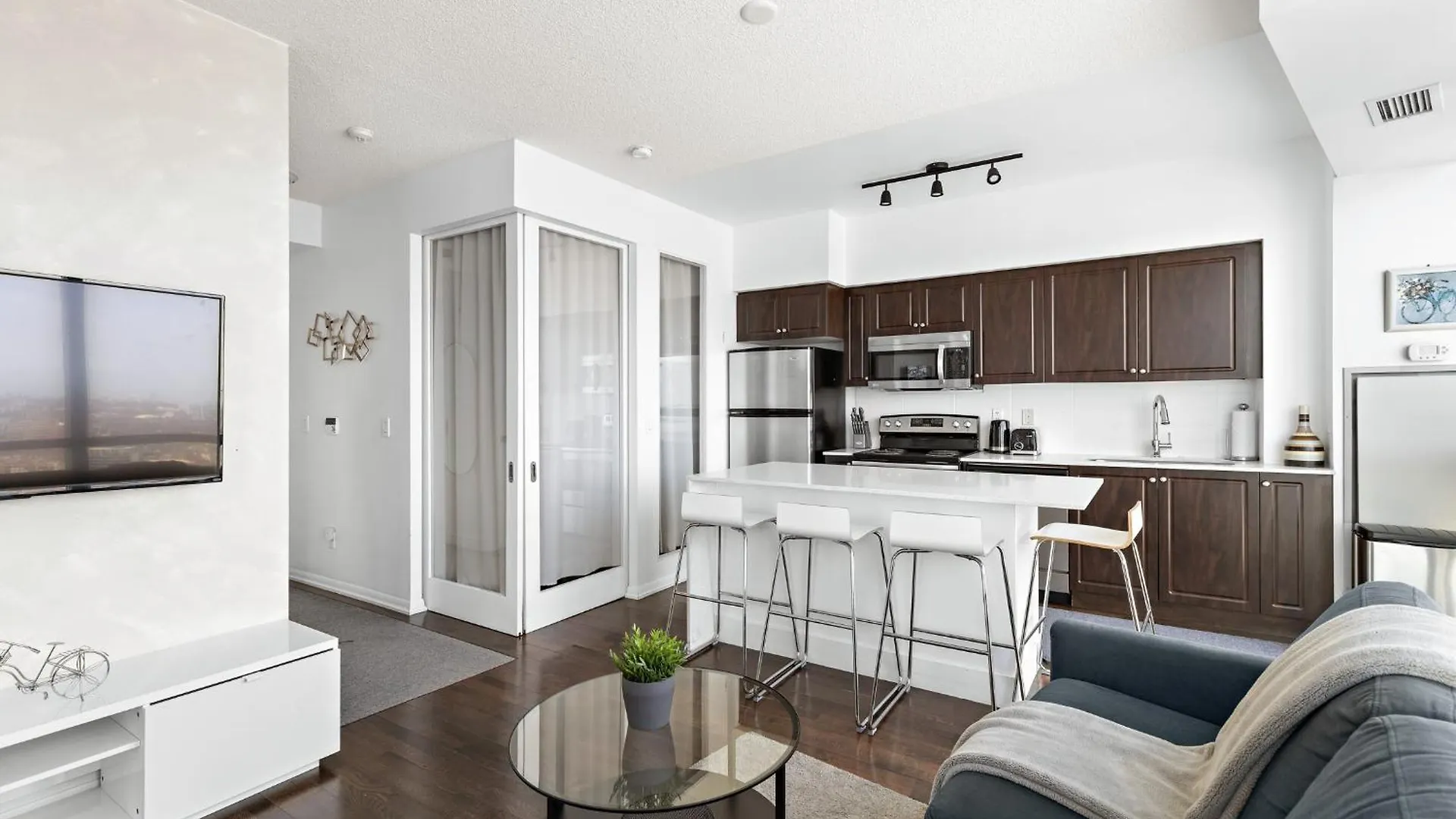 Lejlighed 2 Bedroom Suite With Amazing Views, Pool And Free Parking Toronto