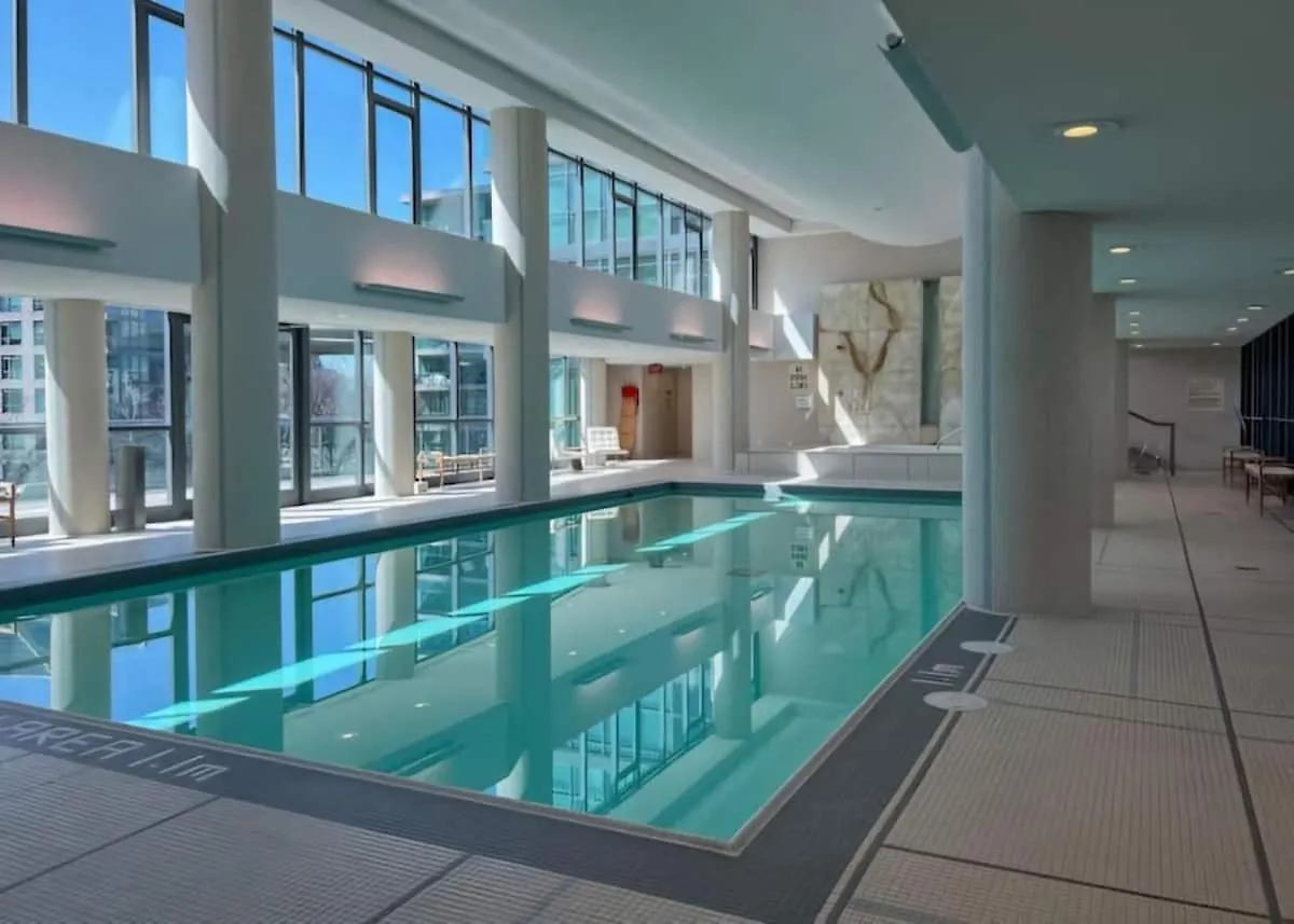 Apartment 2 Bedroom Suite With Amazing Views, Pool And Free Parking Toronto