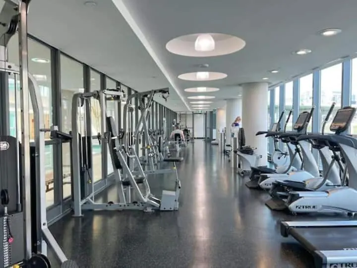 Apartment 2 Bedroom Suite With Amazing Views, Pool And Free Parking Toronto