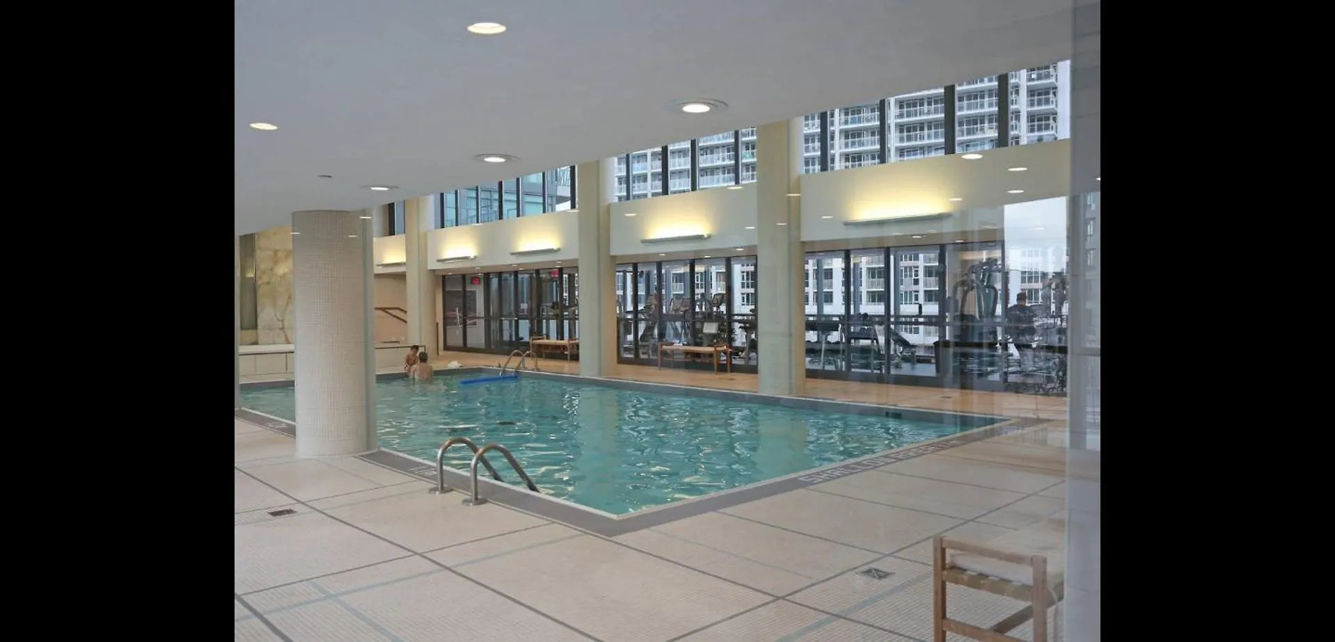 2 Bedroom Suite With Amazing Views, Pool And Free Parking Toronto Apartment
