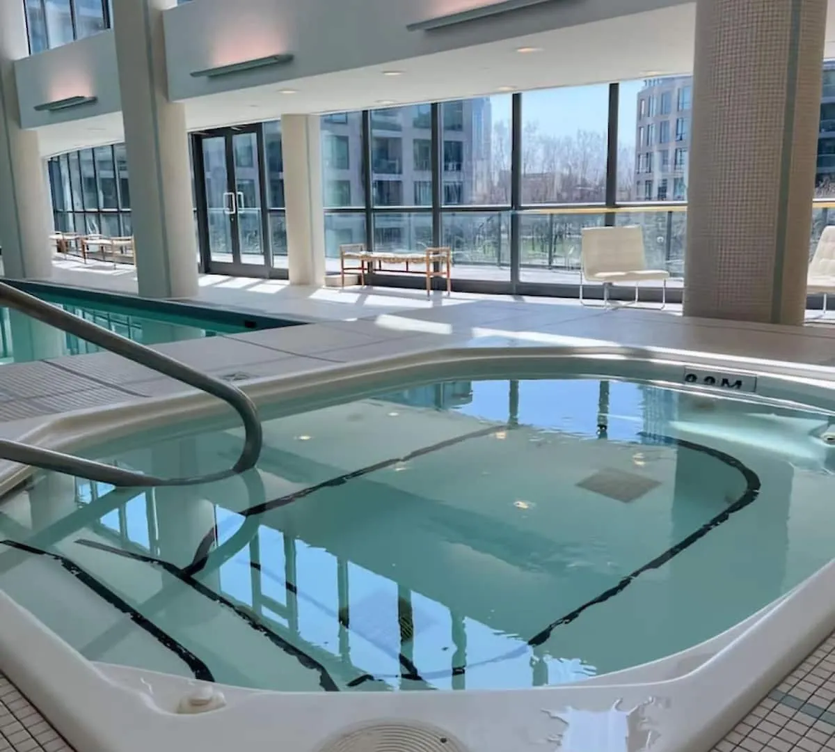 Apartment 2 Bedroom Suite With Amazing Views, Pool And Free Parking Toronto