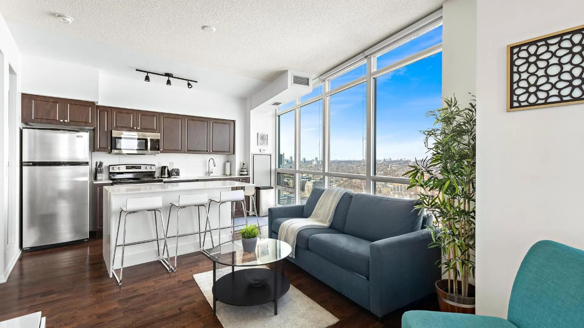 Apartment 2 Bedroom Suite With Amazing Views, Pool And Free Parking Toronto
