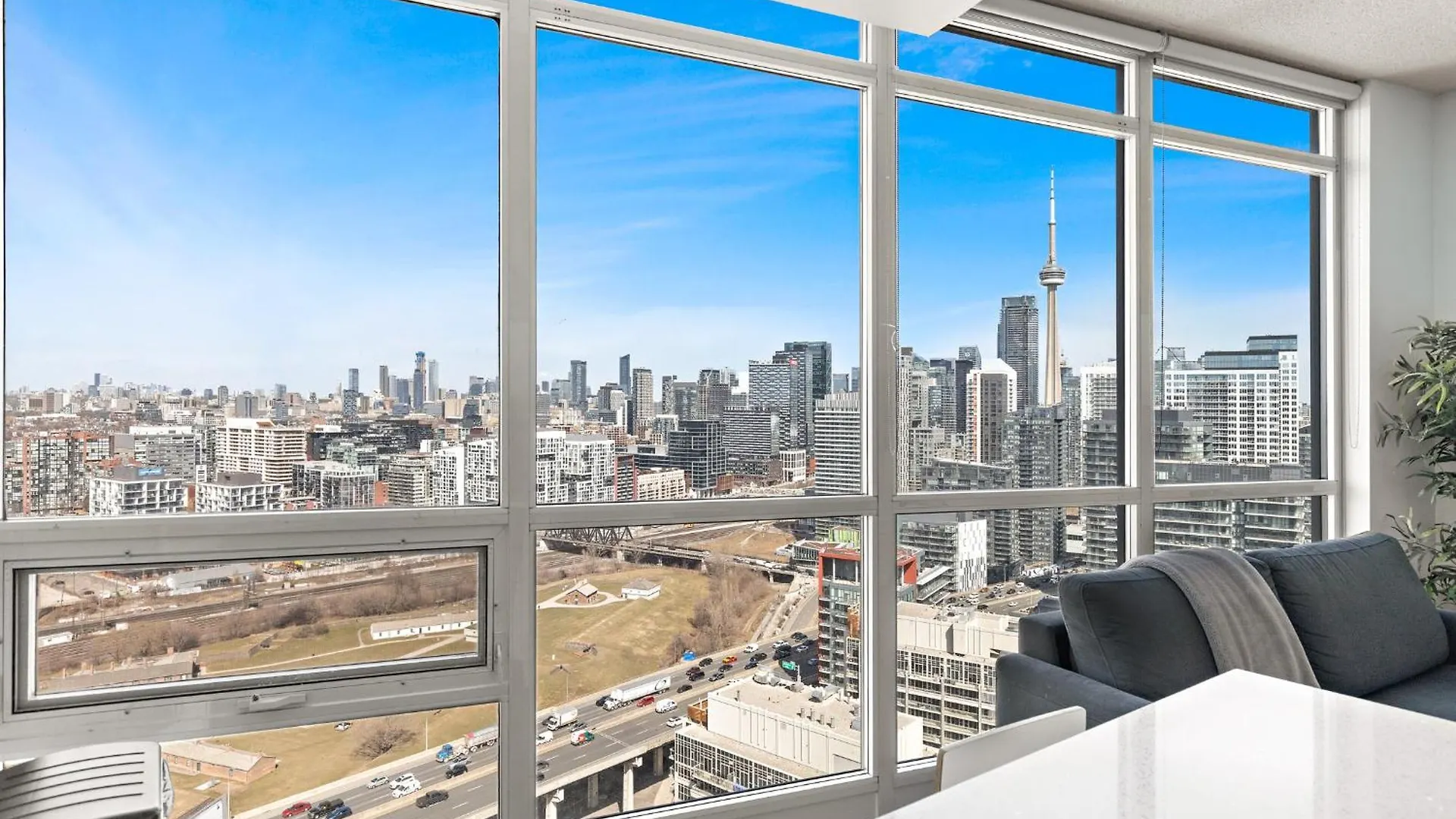 2 Bedroom Suite With Amazing Views, Pool And Free Parking Toronto Canada