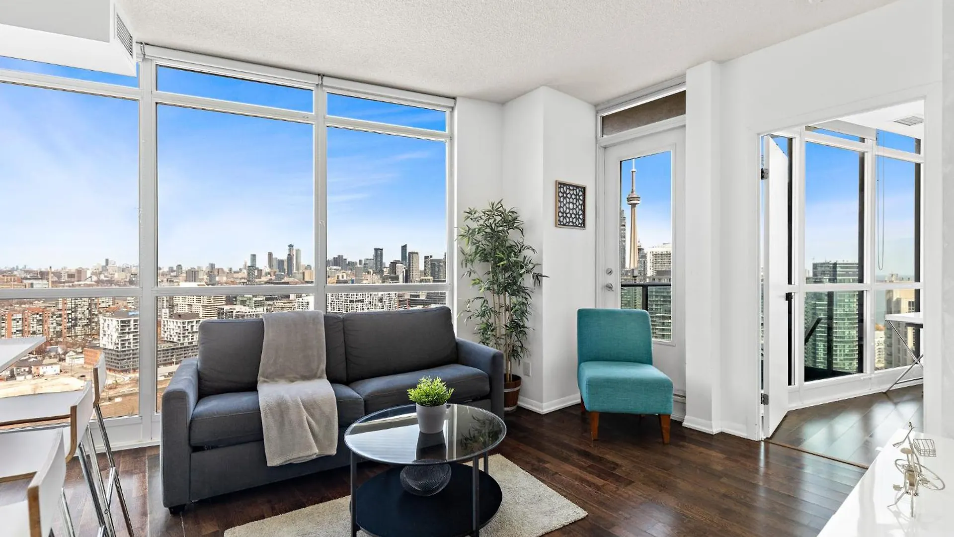 2 Bedroom Suite With Amazing Views, Pool And Free Parking Toronto Apartment