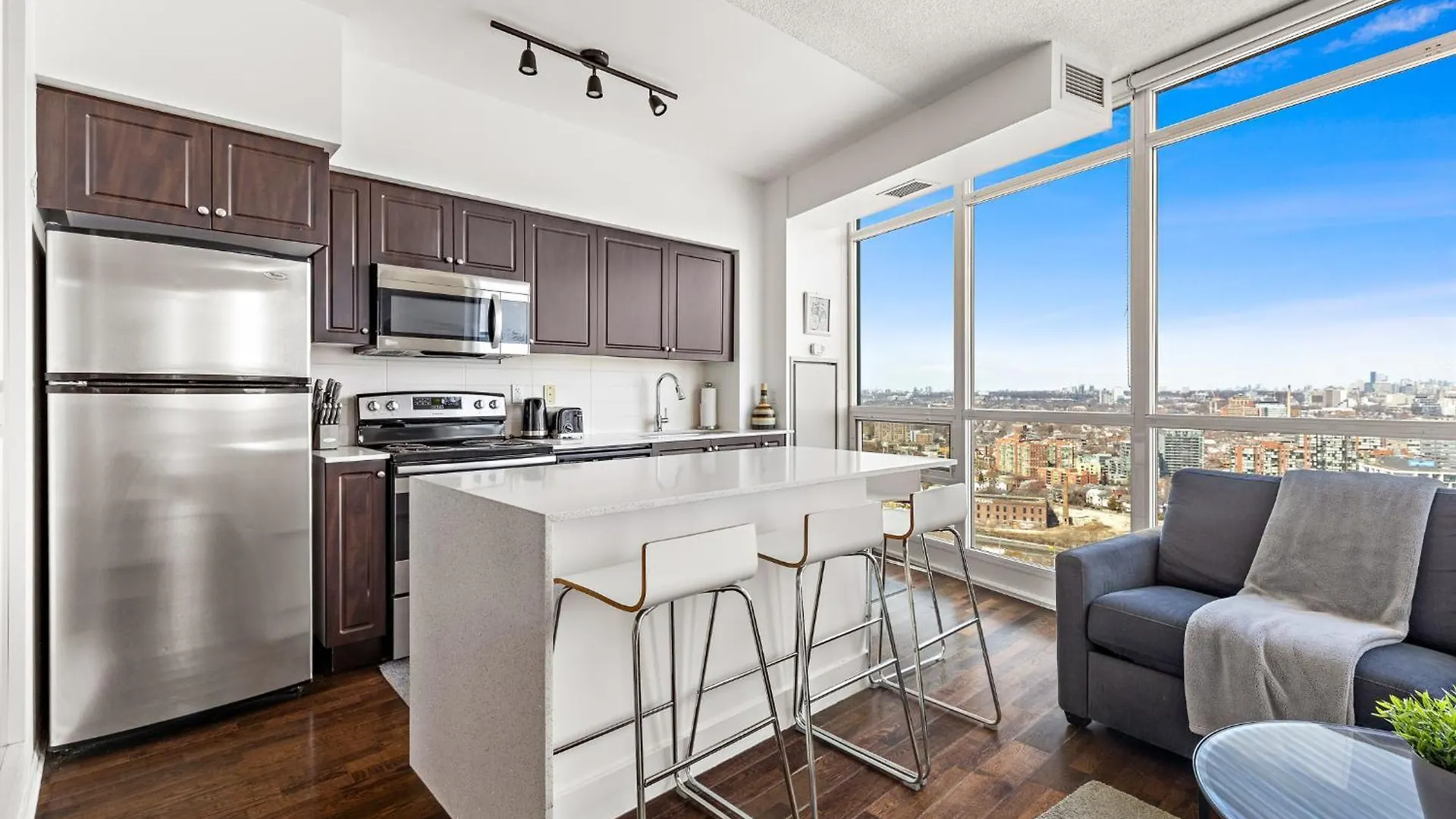 Apartment 2 Bedroom Suite With Amazing Views, Pool And Free Parking Toronto Canada