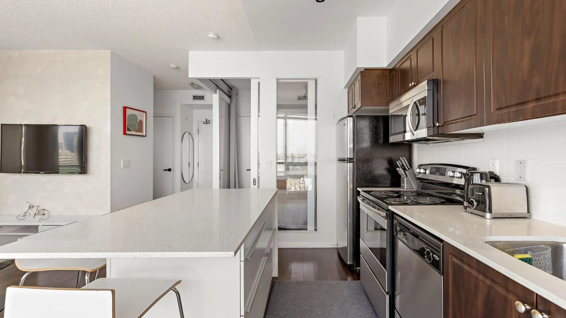 2 Bedroom Suite With Amazing Views, Pool And Free Parking Toronto Apartment