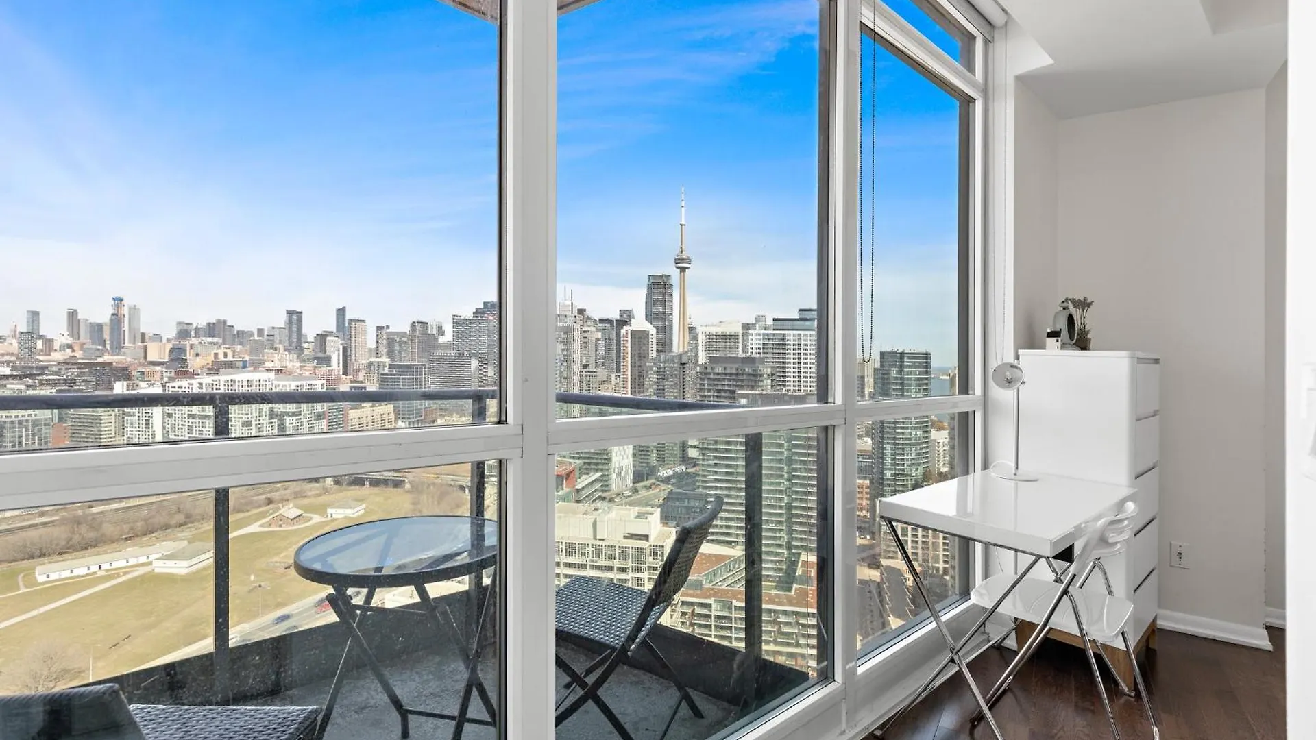 2 Bedroom Suite With Amazing Views, Pool And Free Parking Toronto