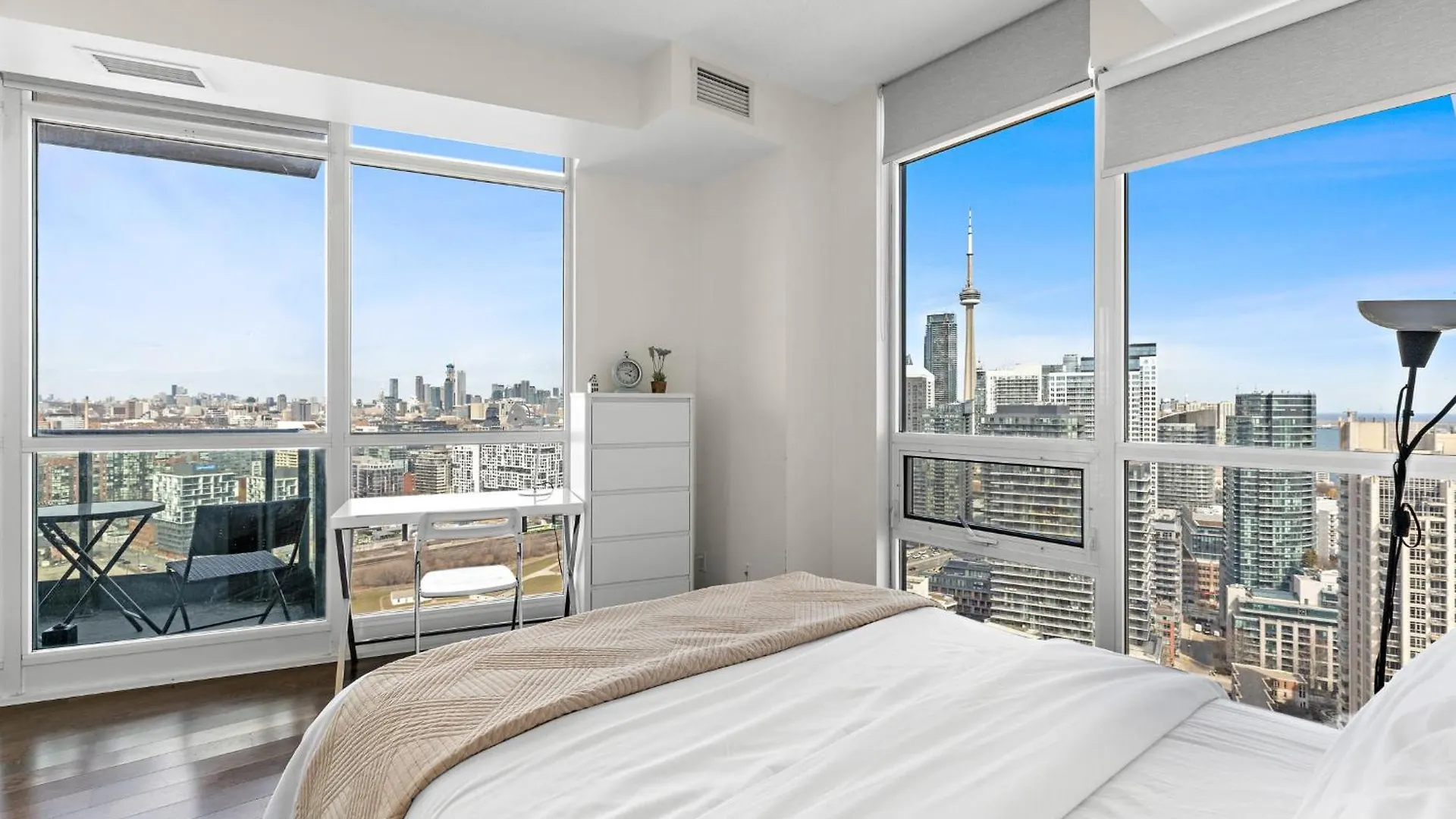 Apartment 2 Bedroom Suite With Amazing Views, Pool And Free Parking Toronto