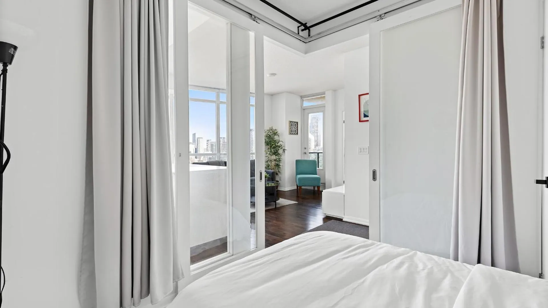 2 Bedroom Suite With Amazing Views, Pool And Free Parking Toronto