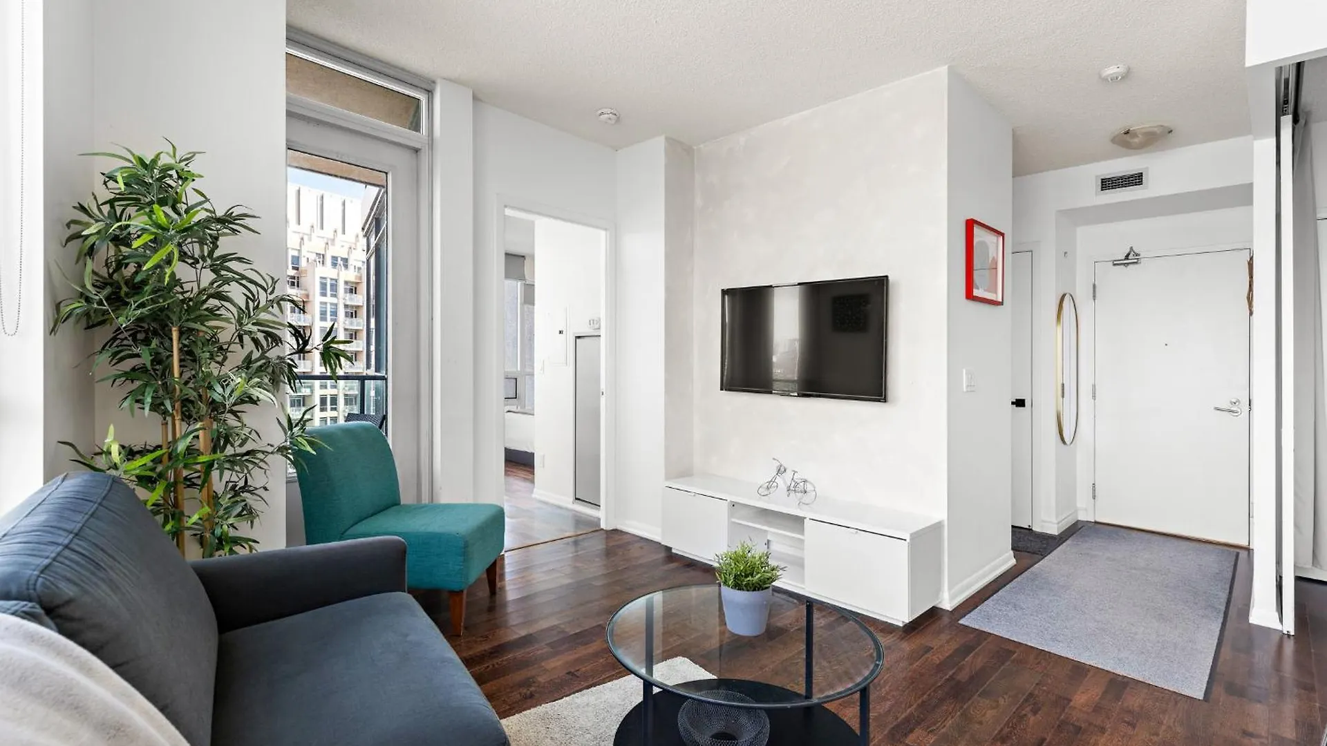 2 Bedroom Suite With Amazing Views, Pool And Free Parking Toronto Canada