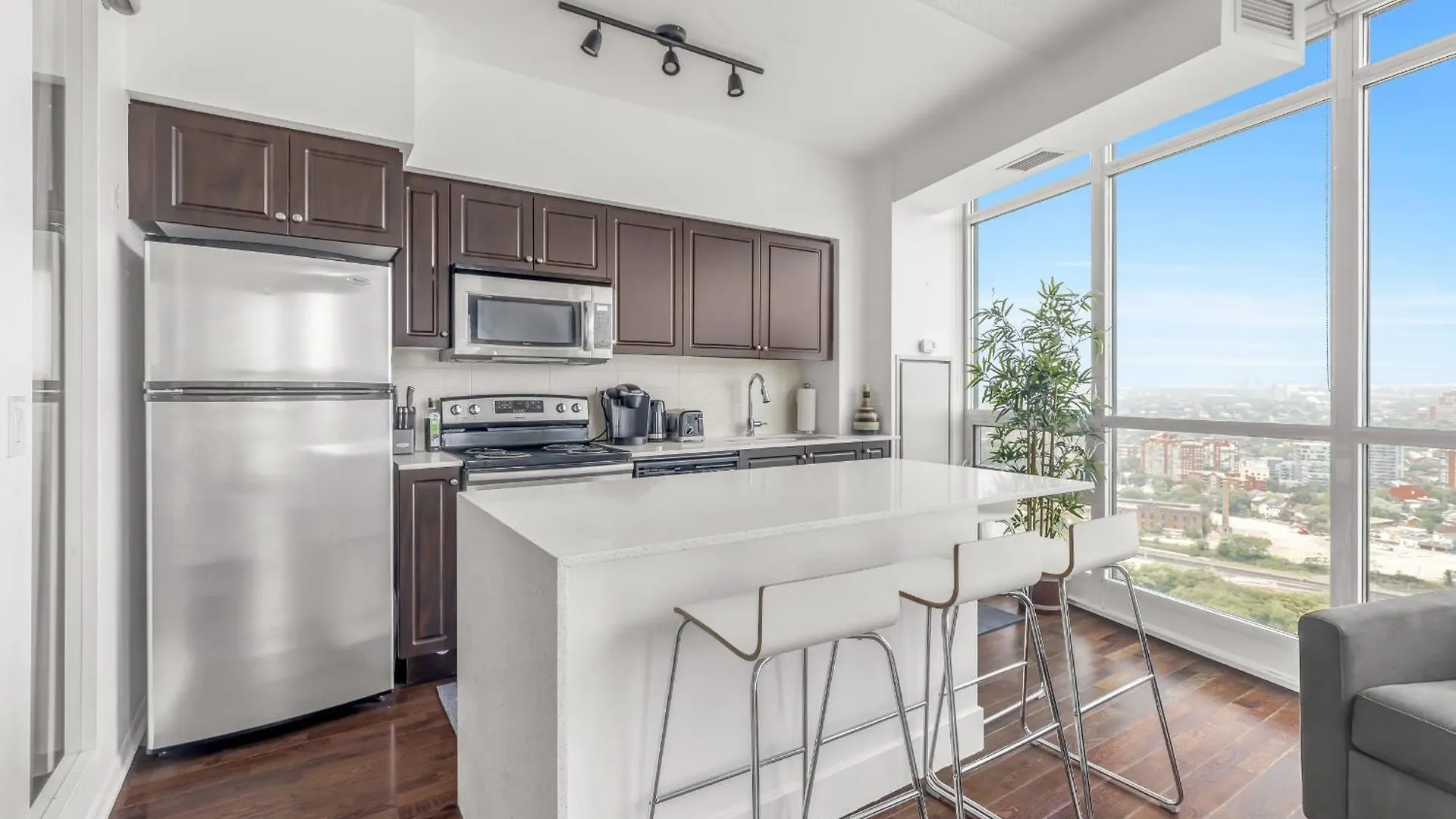 2 Bedroom Suite With Amazing Views, Pool And Free Parking Toronto Apartment