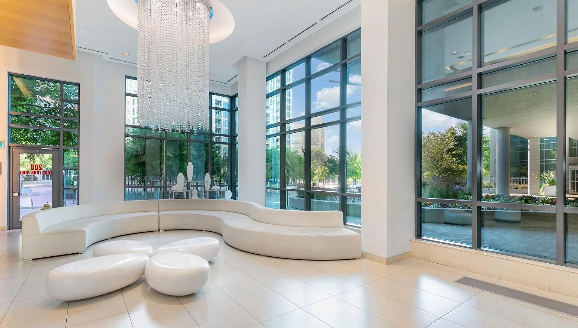 2 Bedroom Suite With Amazing Views, Pool And Free Parking Toronto Apartment